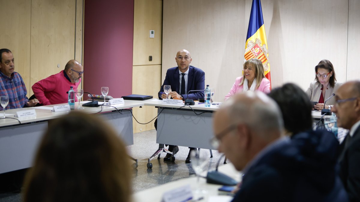 Reunió del Consell Econòmic i Social amb la ministra de Presidència, Economia, Treball i Habitatge,Conxita Marsol i el secretari d'Estat Jordi Puy.