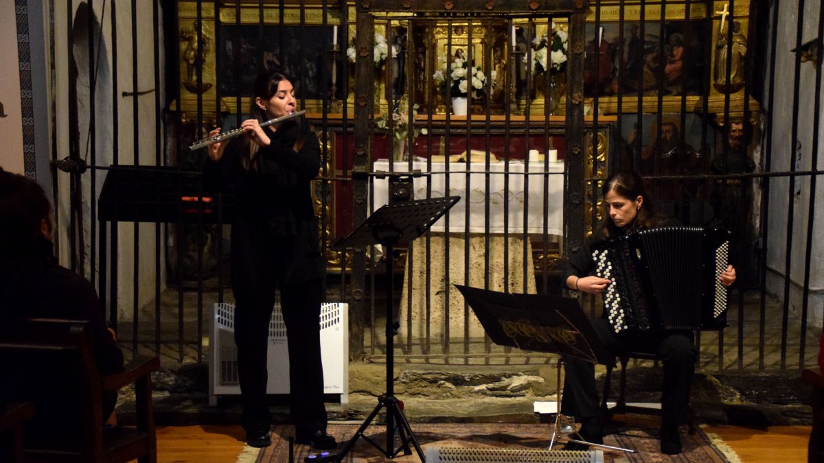 Durant l'actuació d'Ester Sanchez i Elisa Sala en el Cicle de tardor que organitza la Fundació ONCA.