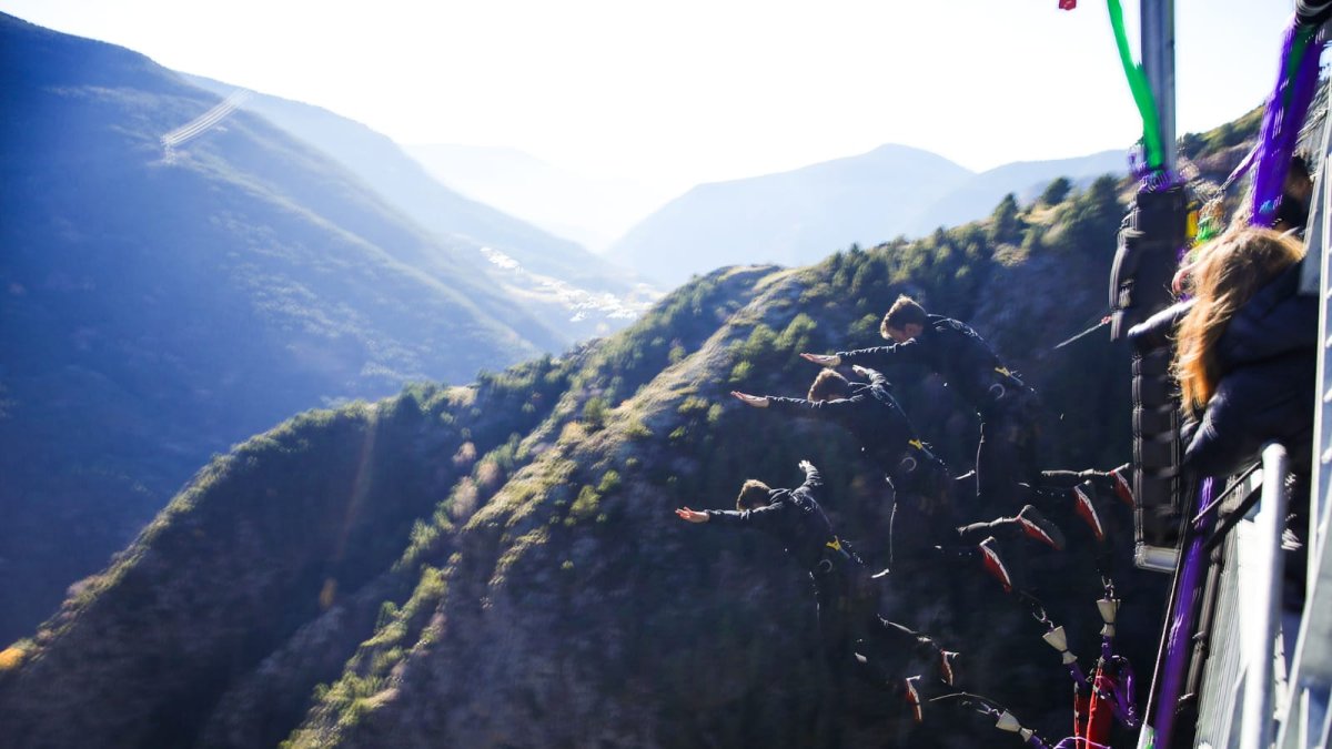 Tres persones fan jumping des del pont tibetà