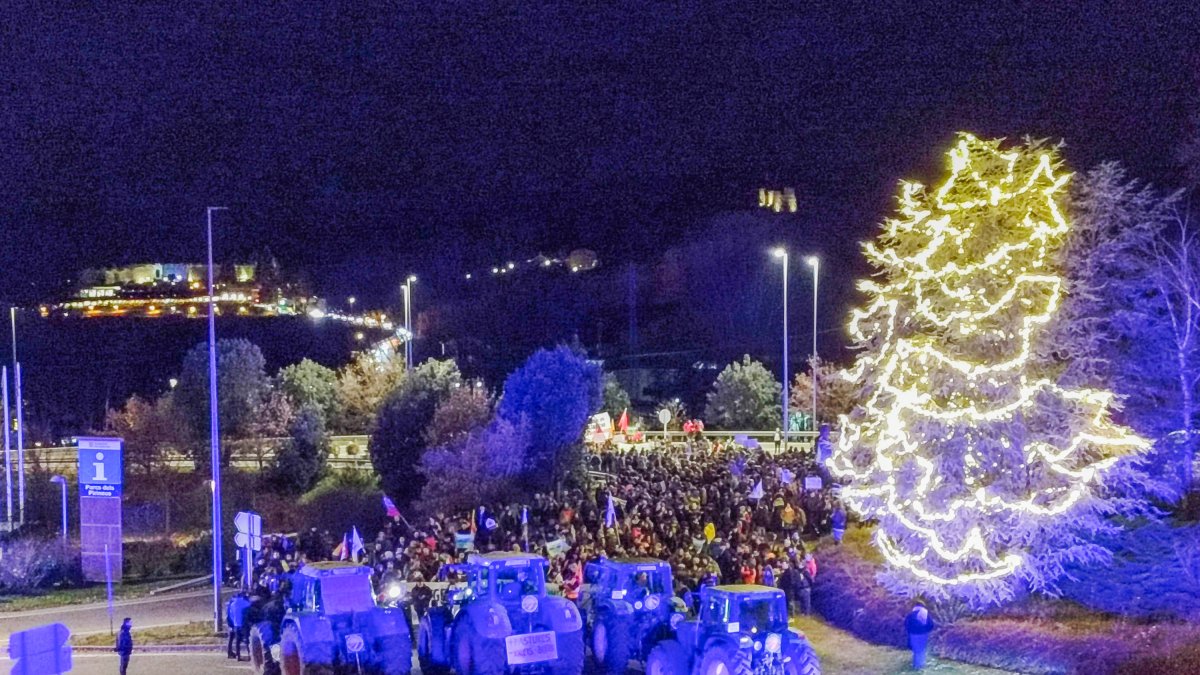 Els manifestants tallant els accessos a Andorra