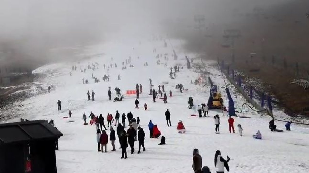 Turistes gaudint de la neu a les pistes del Pas tancades