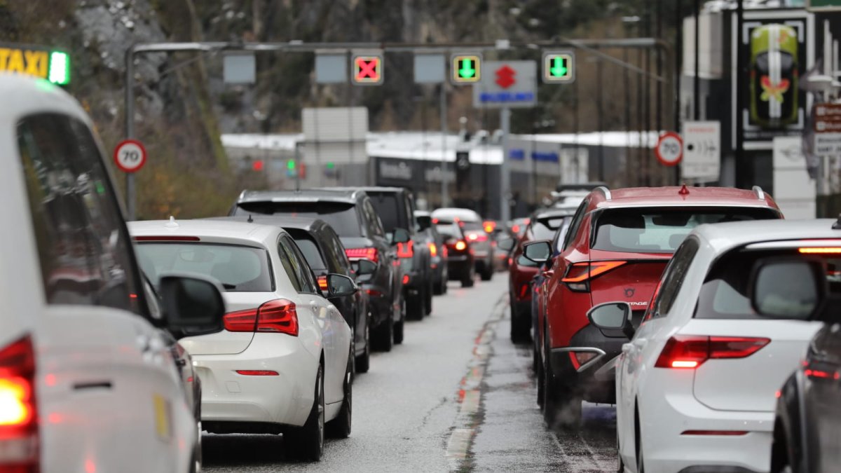 Cues de vehicles a l'entrada de la parròquia de Sant Julià en direcció a la frontera hispanoandorrana