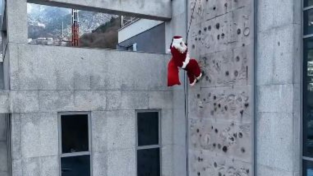 El Pare Noel visita la policia