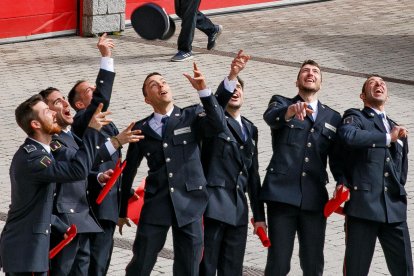 Darrera promició de bombers celebrant el fi de la formació.