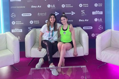 L’entrenadora Clàudia López i Berta Miquel, a Bakú.