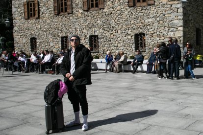 Un turista a la plaça del Consell General el dia de la constitució