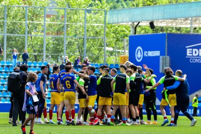 La plantilla tricolor celebrant el gol de Karrikaburu contra el Burgos.