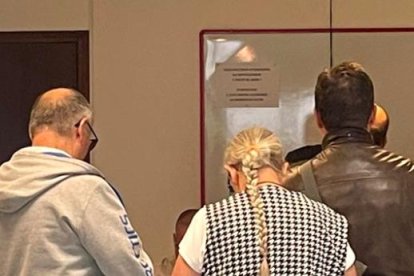Residents francesos votant a l’urna de l’ambaixada.
