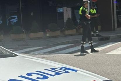 Un cotxe de policia a l'avinguda