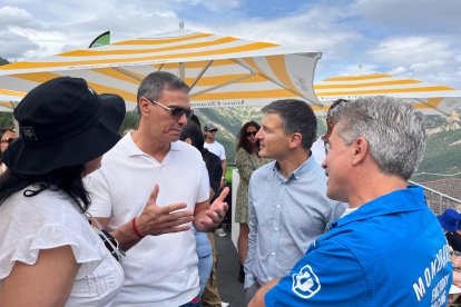 Pedro Sánchez amb la cònsol major, Eva Sansa, i el cònsol menor, Roger Fité, de la Massana als mundials de BTT