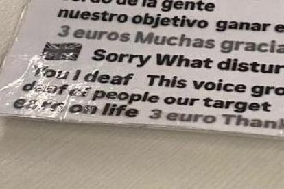 El paper que va lliurar als clients d’un bar.