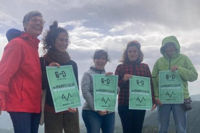 Portaveus de Pirineu Viu amb el cartell de la manifestació.