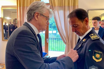 Bruno Lasne rep la medalla d'honor de la policia francesa de mans de Jean-Claude Tribolet