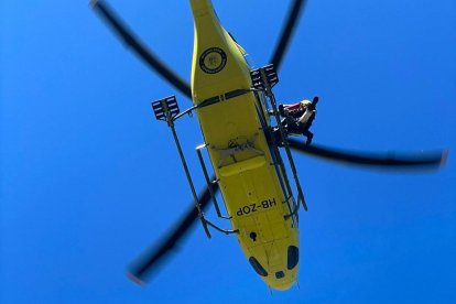 Un agent del GRM de bombers en una intervenció en helicòpter