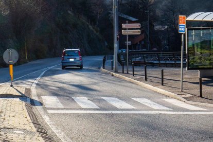 Treballs de pavimentació a l'avinguda del Pont de la Tosca