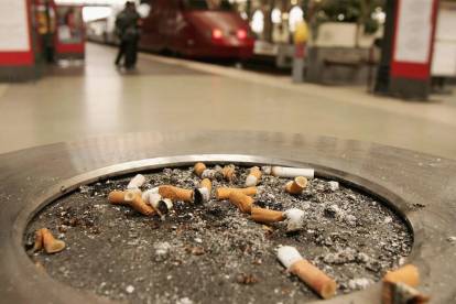 Un cendrer amb cigarros