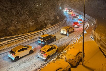 Retencions de vehicles per la neu a la calçada