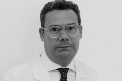 Martín Espinosa és el ginecòleg que operarà de càncer de mama des del gener