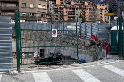 El vehicle bolcat dintre un terreny en obres a Encamp