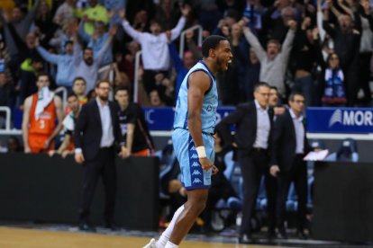 Jerrick Harding celebra el triple que va donar la victòria al MoraBanc.