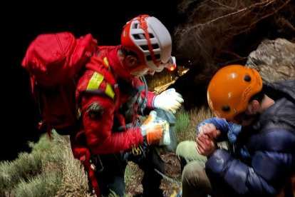 Els bombers efectuant el rescat d'un home desorientat a Canillo