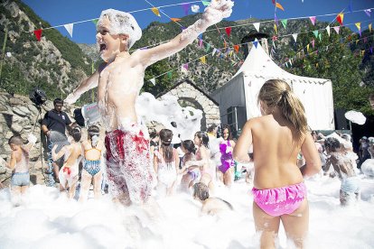 La festa de l'escuma va ser una de les darreres trobades que els infants van fer per tancar la Festa Major de Santa Coloma.