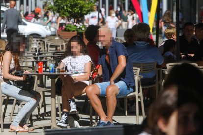 Grups d'amics s'han tornat a reunir a les terrasses dels bars