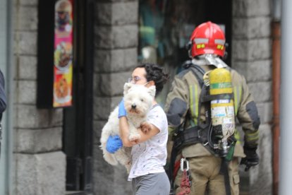 Una veïna del bloc incendiat després de recuperar el gos de casa