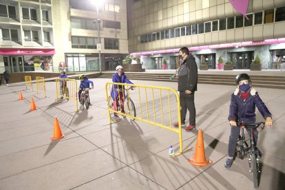 Diuen que aprendre a anar en bicicleta, una vegada se'n sap, no s'oblida mai. Molts infants d'entre 6 a 10 anys han començat a pedalar aquesta setmana amb els cursos de l'Andorra Sprint i l'escola Purito-Naturlandia a la plaça de la Germandat.