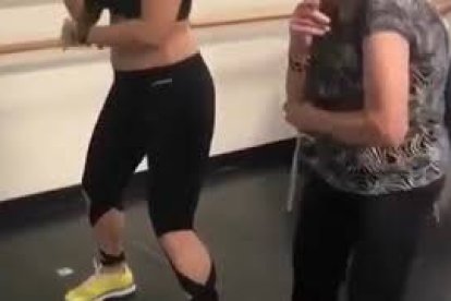 La dona i l'entrenadora practiquen 'zumba' al ritme de Daddy Yankee