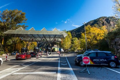 Entrada de vehicles al país per la frontera del Riu Runer