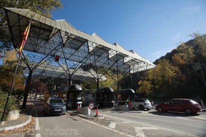 Entrada de vehicles al país per la frontera del Riu Runer