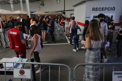 Cues a l'interior del centre de vacunació a primera hora