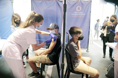 Vacunació dels escolars a la plaça de braus, ahir.