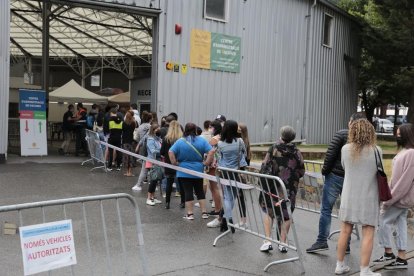 Cues d'entrada per rebre el vaccí ahir al matí