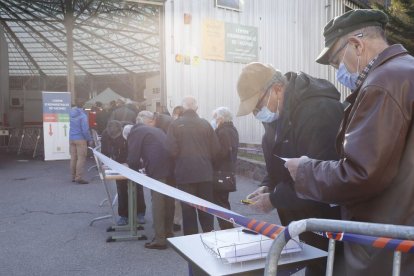 Ciutadans esperant rebre la tercera dosi aquest matí