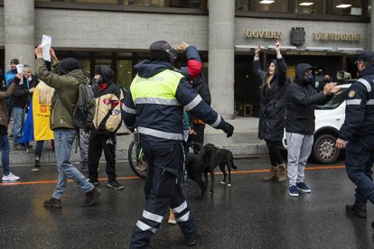 Actuació de la policia en la concentració dels antivacunes davant de Govern