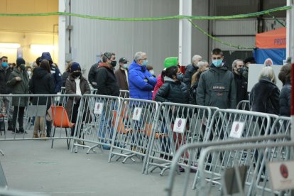 Ciutadans esperant a rebre la primera o tercera de la vacuna