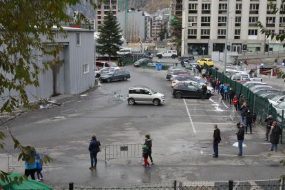 Ciutadans esperant la TMA a l'exterior de la plaça de braus