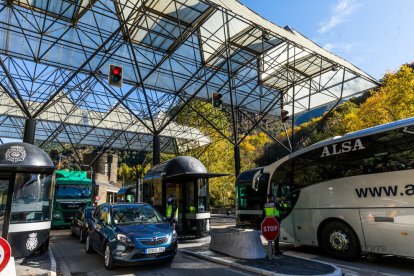 Entrada de vehicles al país per la frontera del Riu Runer