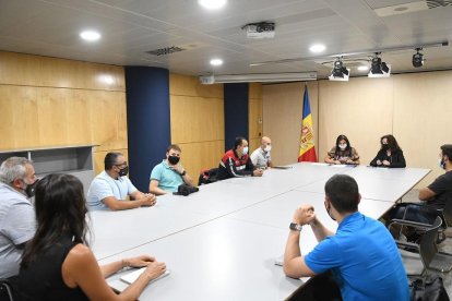 Trini Marín s'ha reunit amb els sindicats dels treballadors públics