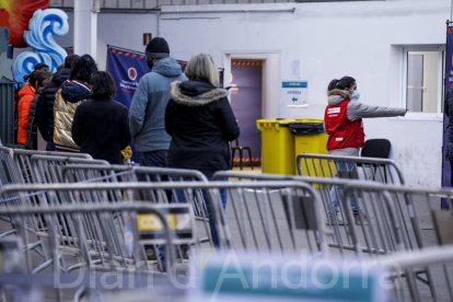 La Creu Roja dirigeix la gent cap el cubículs on fer-se el test d'antígens o TMA