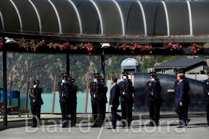 Xavier Espot i Josep Maria Rossell en l'acte d'honor de la policia