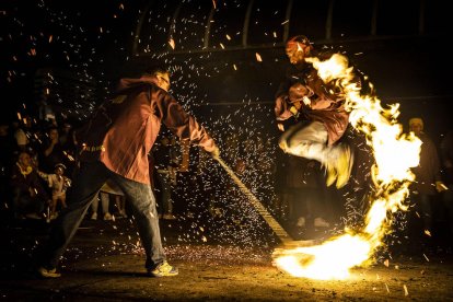 Actuació dels fallaires a la plaça del Poble