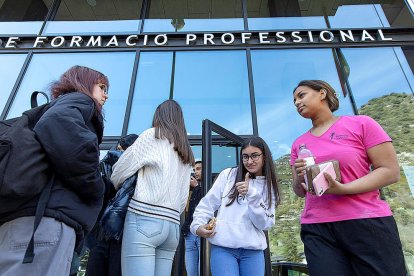 Alumnes del centre de formació professional d'Aixovall.