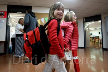 Dues alumnes de l'escola andorrana d'Encamp contentes avui amb l'inici de curs