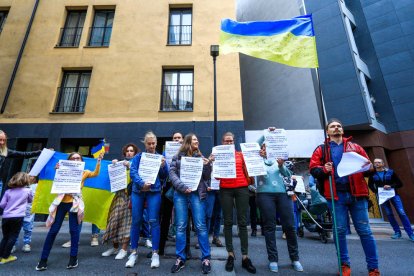 Alguns dels ucraïnesos que es van manifestar ahir davant el consolat honorari de Rússia a Andorra.