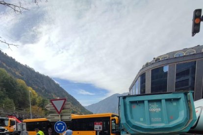 El xoc ha estat entre dos camions i un autobús