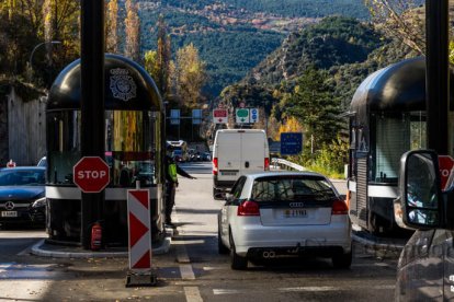 Entrada de vehicles al país per la frontera del Riu Runer