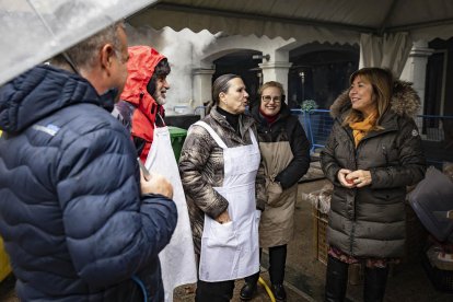 Conxita Marsol ha visitat aquest matí els preparatius de l'escudella a la plaça Guillemó